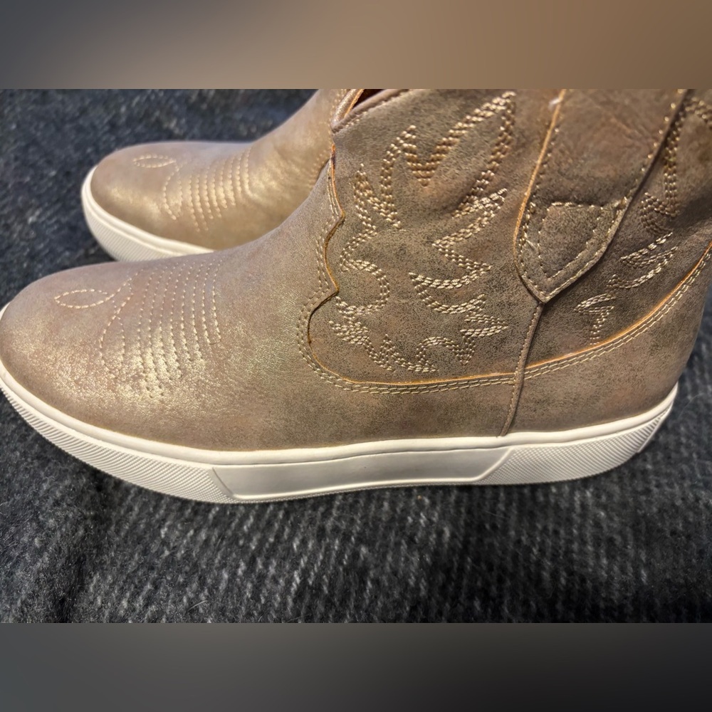Very Volatile Los Angeles Cowgirl Sneaker Bootie Size 7 - Picture 6 of 12